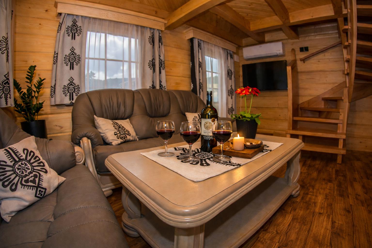 "Przytulne wnętrze drewnianego domku w górach w Beskidzie Żywieckim z salonem i drewnianym wystrojem